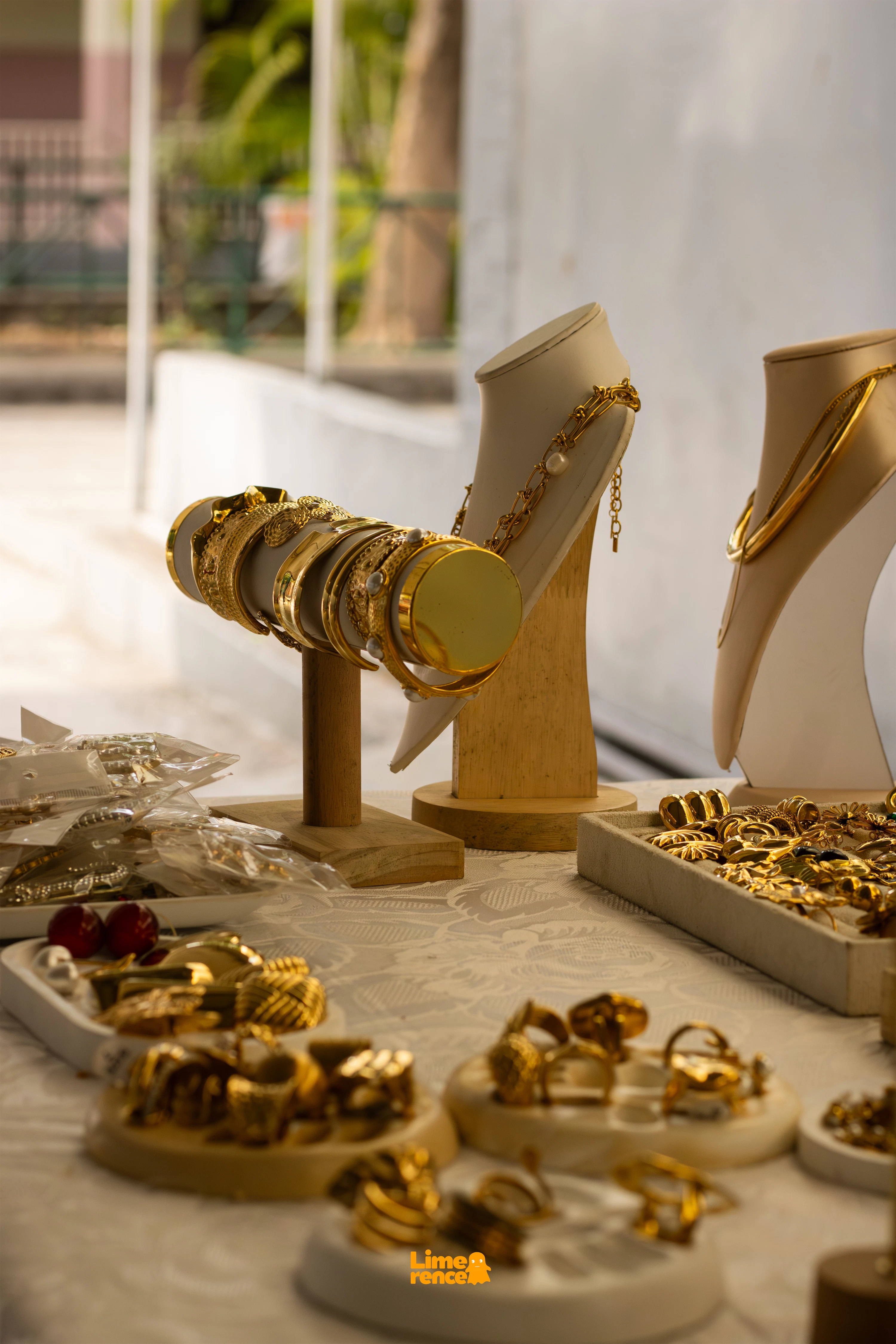Bijoux dorés présentés sur une table lors d’un événement.