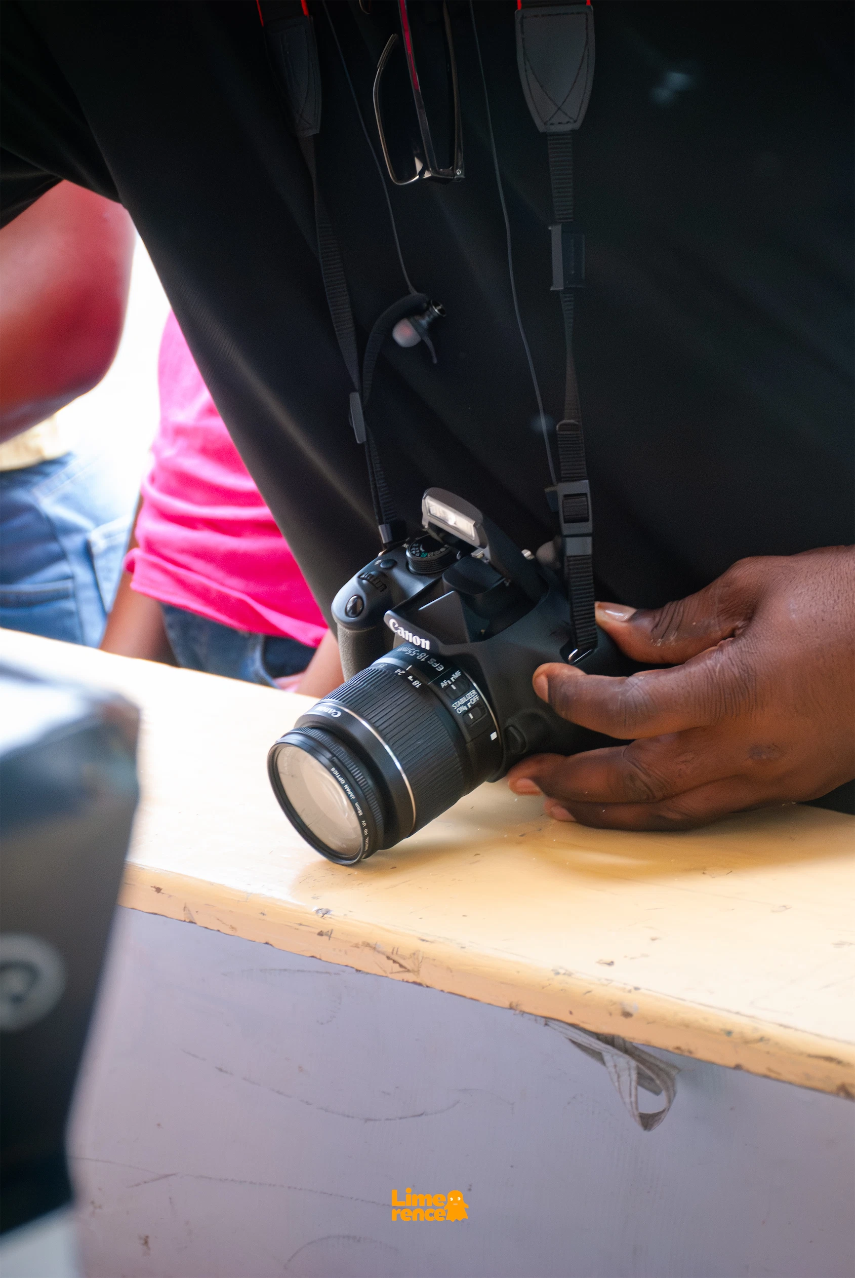 Détail technique d’une caméra en plein travail sur le terrain.